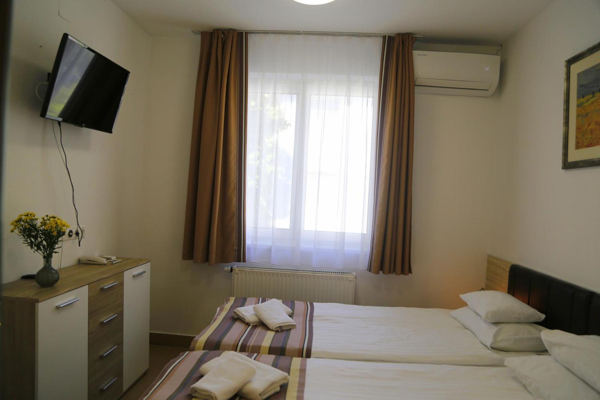 דברצן Auguszta Hotel מראה חיצוני תמונה
