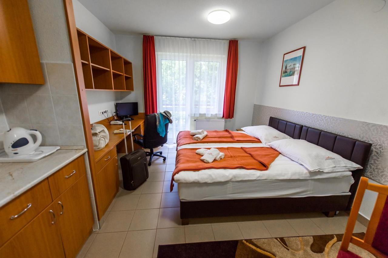 דברצן Auguszta Hotel מראה חיצוני תמונה