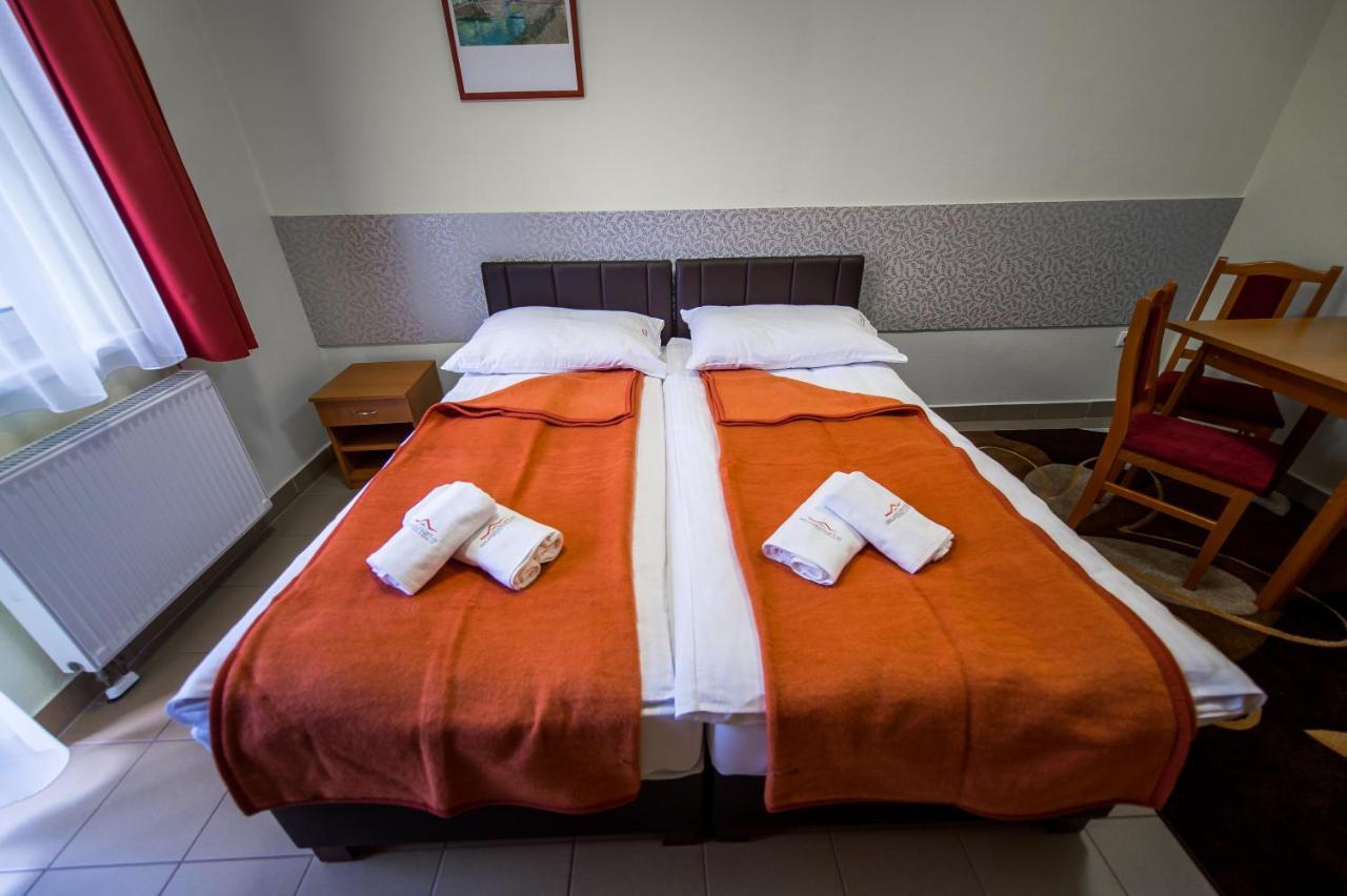 דברצן Auguszta Hotel מראה חיצוני תמונה