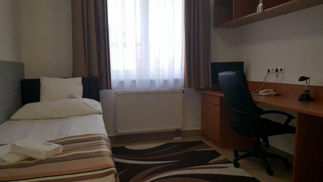 דברצן Auguszta Hotel מראה חיצוני תמונה