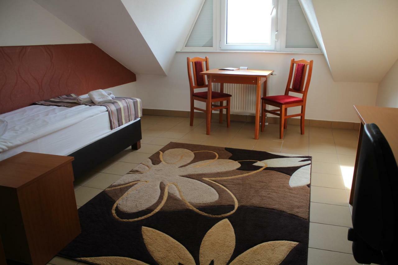 דברצן Auguszta Hotel מראה חיצוני תמונה